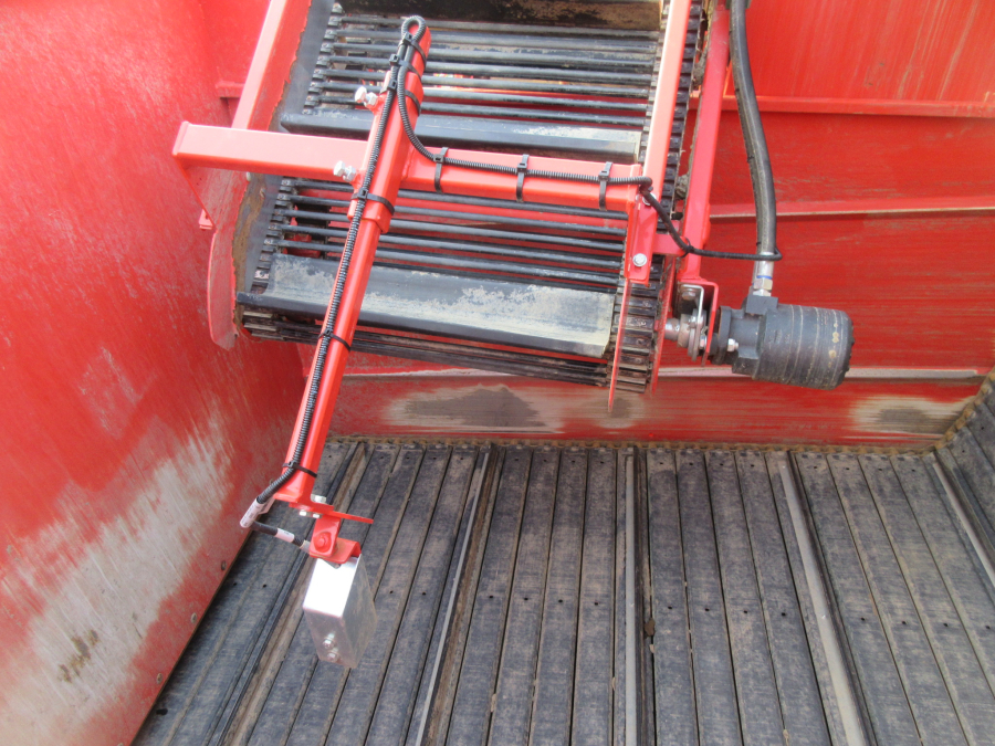 5813 Dewulf GBC carrot harvester 1 row with bunker