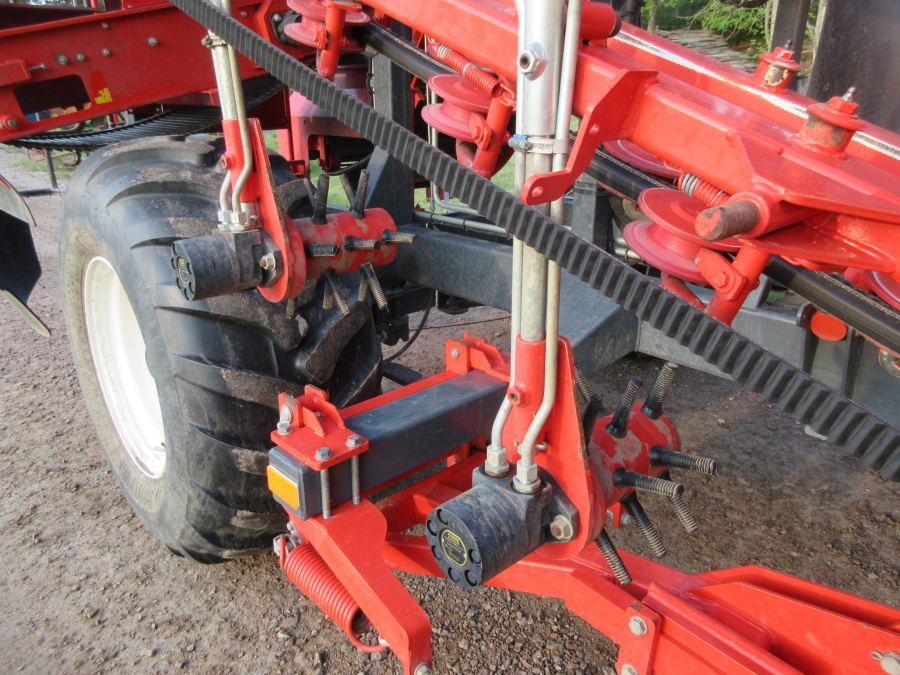 5813 Dewulf GBC carrot harvester 1 row with bunker