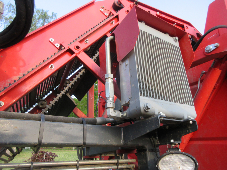 5813 Dewulf GBC carrot harvester 1 row with bunker