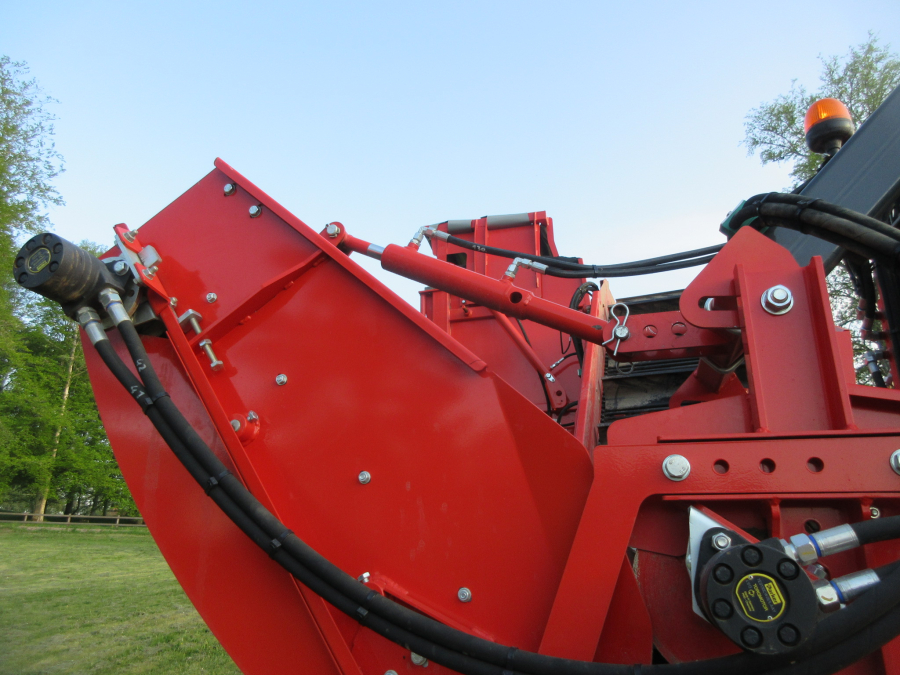 5813 Dewulf GBC carrot harvester 1 row with bunker