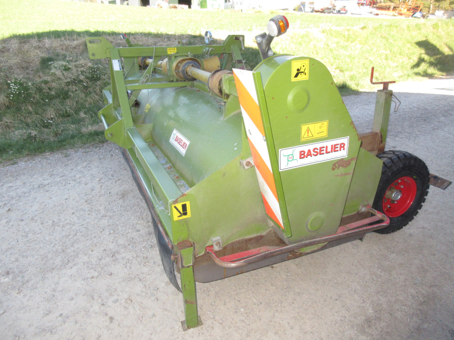 5853 Baselier haulm topper 4 row with low press tires
