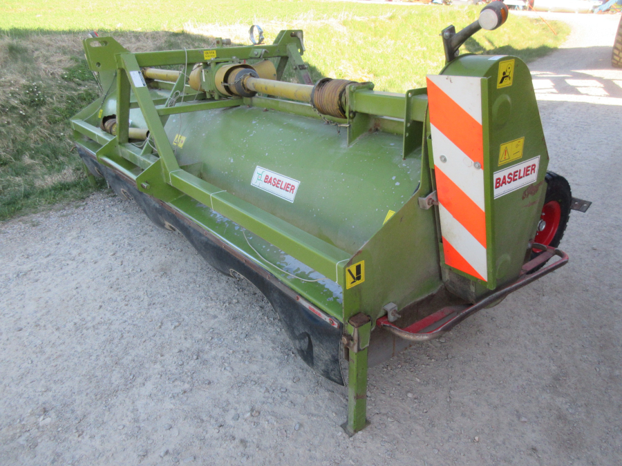 5853 Baselier haulm topper 4 row with low press tires