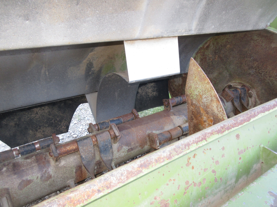 5853 Baselier haulm topper 4 row with low press tires