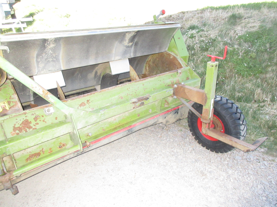 5853 Baselier haulm topper 4 row with low press tires