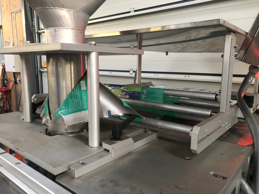 5881 GNA AV65 Flow pack Vertical bagger