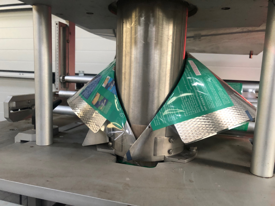 5881 GNA AV65 Flow pack Vertical bagger