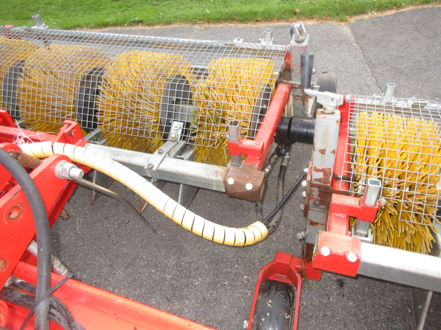 5883 Einböck Yding brush cleaner 3 beds