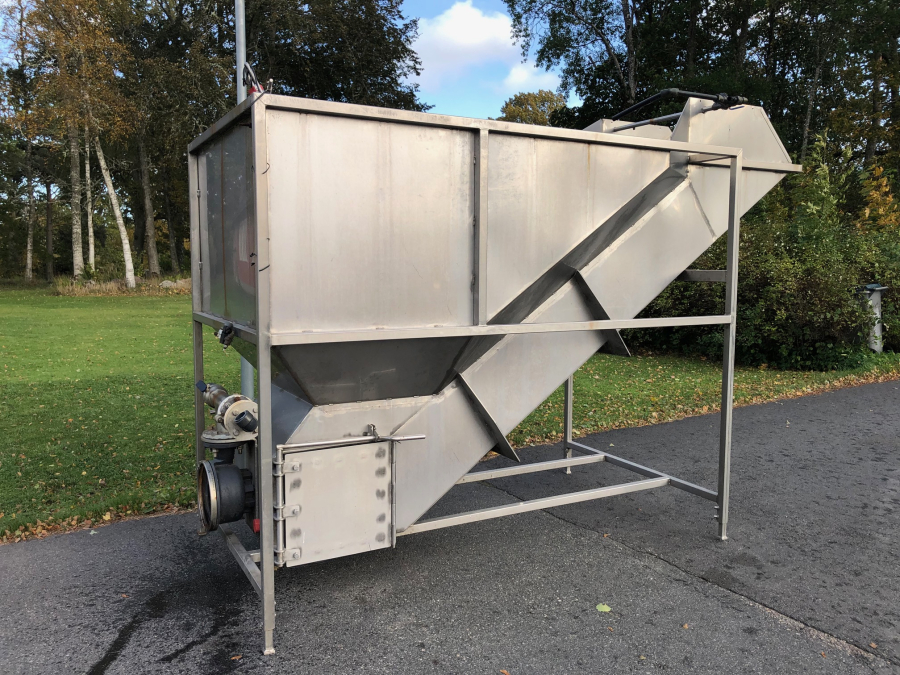 5891 Ekko wet bunker with elevator