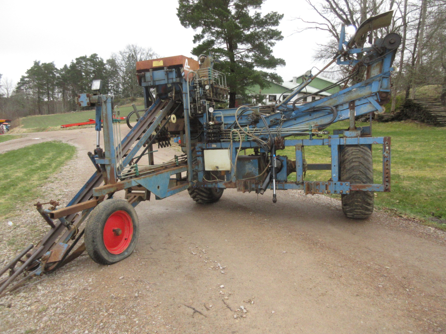 5940 Asa-Lift carrot harvester with roller table