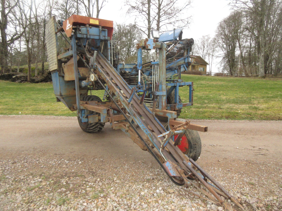 5940 Asa-Lift carrot harvester with roller table