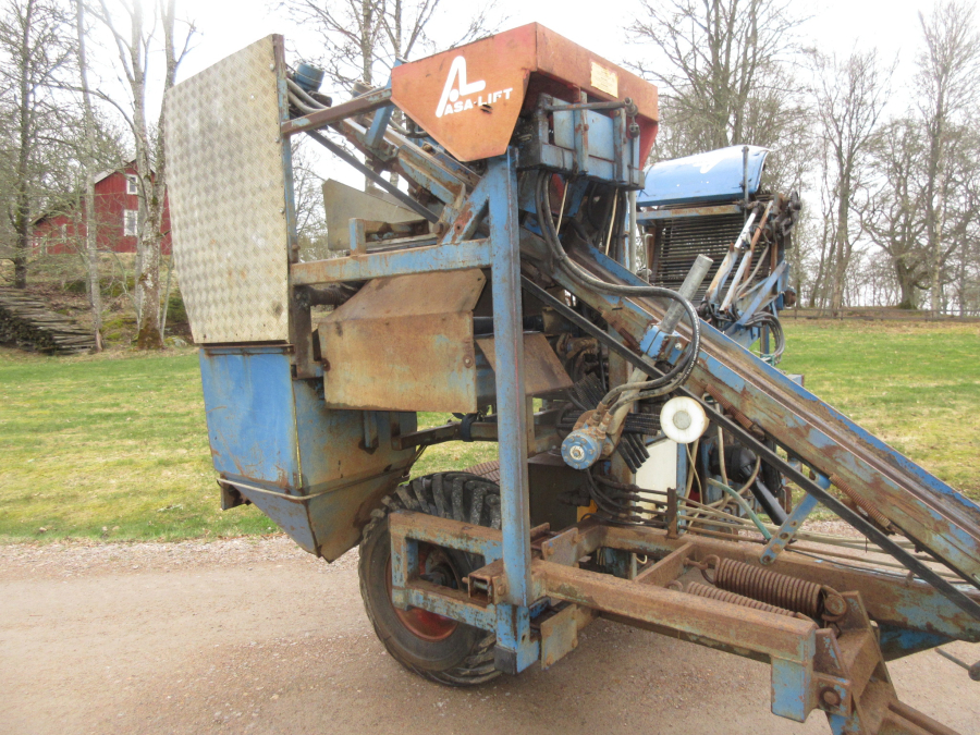 5940 Asa-Lift carrot harvester with roller table