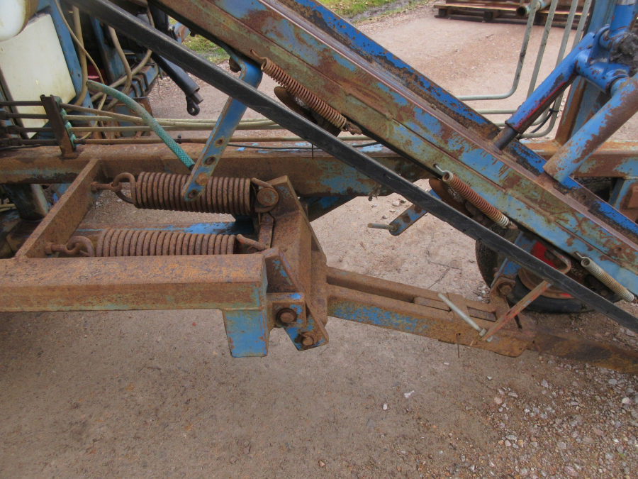 5940 Asa-Lift carrot harvester with roller table