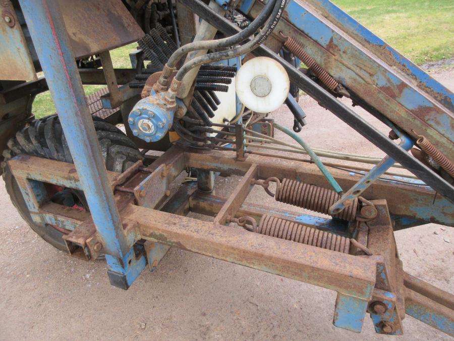 5940 Asa-Lift carrot harvester with roller table