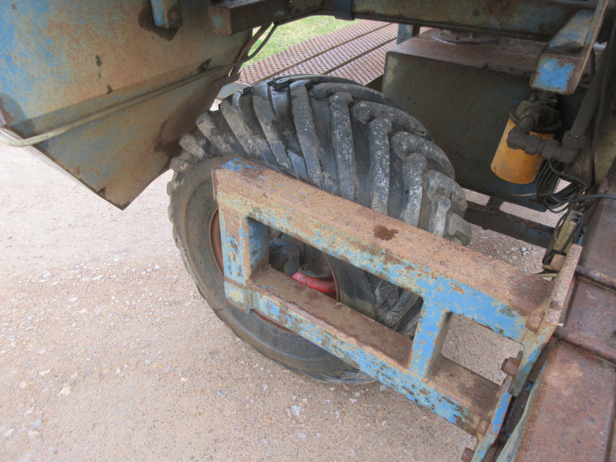 5940 Asa-Lift carrot harvester with roller table