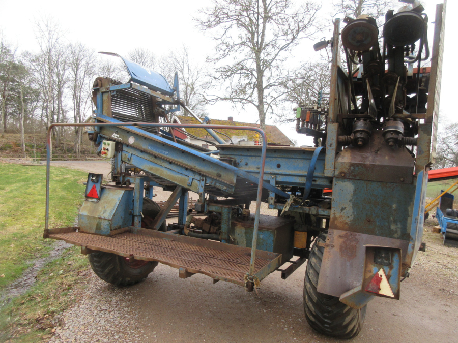 5940 Asa-Lift carrot harvester with roller table