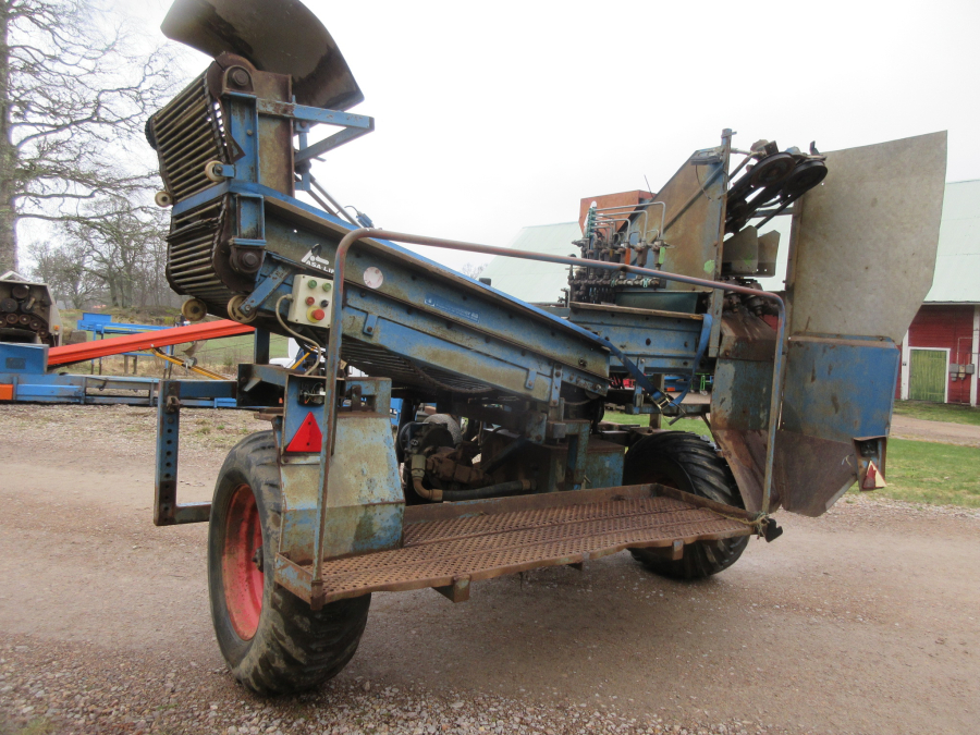 5940 Asa-Lift carrot harvester with roller table