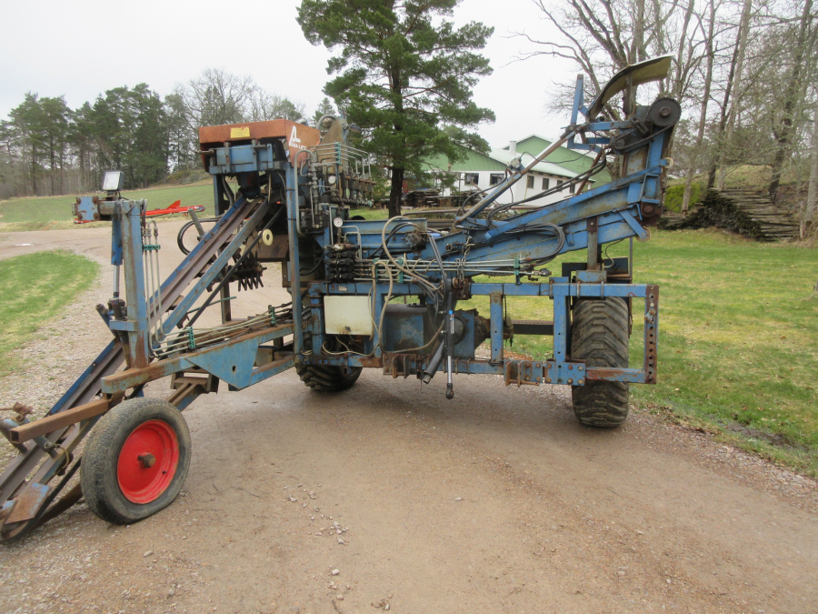 5940 Asa-Lift carrot harvester with roller table