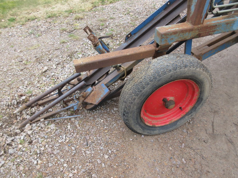 5940 Asa-Lift carrot harvester with roller table
