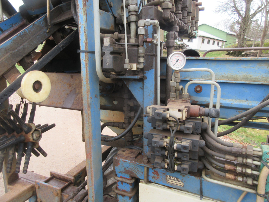 5940 Asa-Lift carrot harvester with roller table