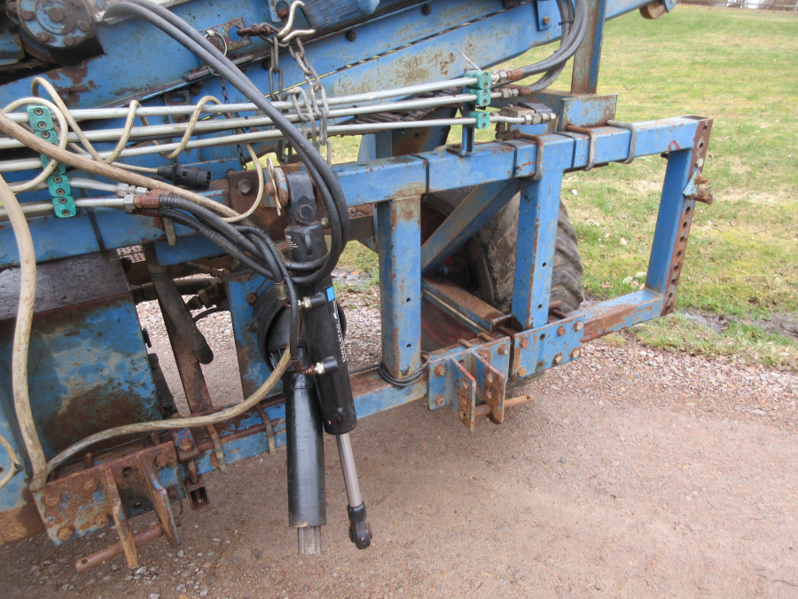 5940 Asa-Lift carrot harvester with roller table