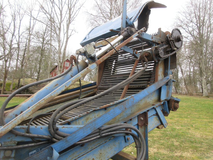 5940 Asa-Lift carrot harvester with roller table