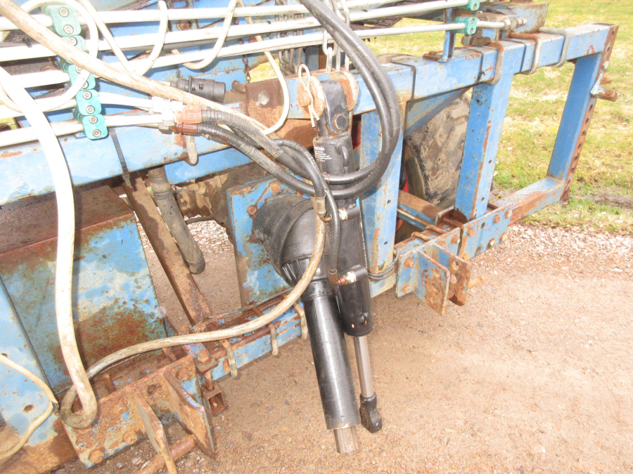 5940 Asa-Lift carrot harvester with roller table