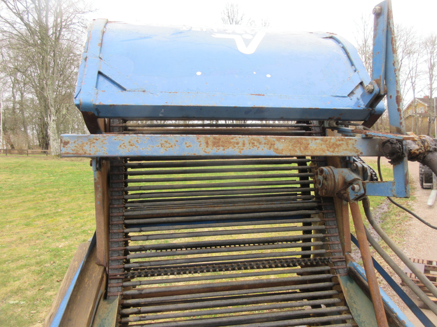 5940 Asa-Lift carrot harvester with roller table