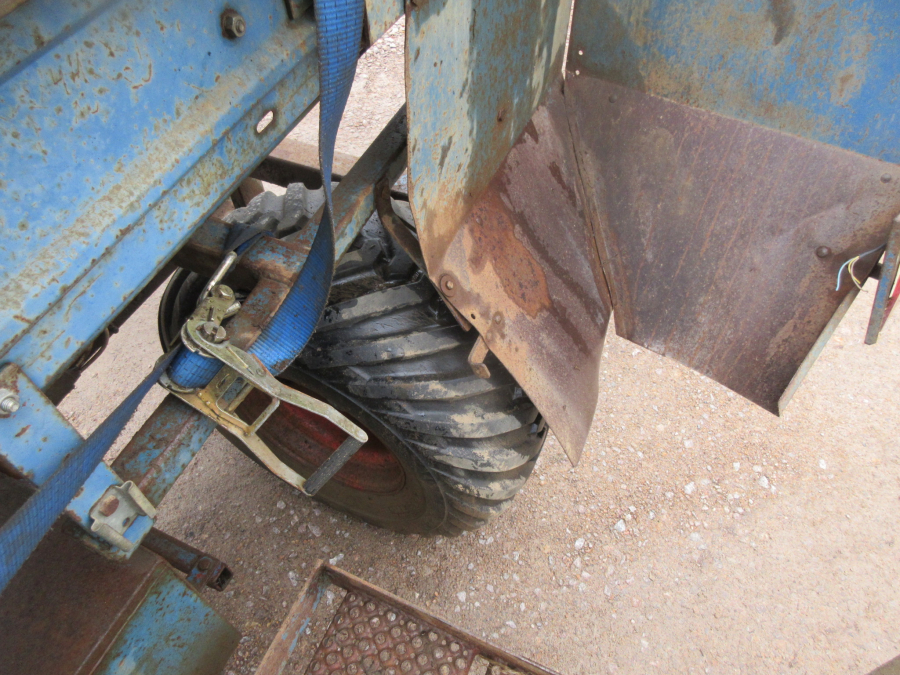 5940 Asa-Lift carrot harvester with roller table