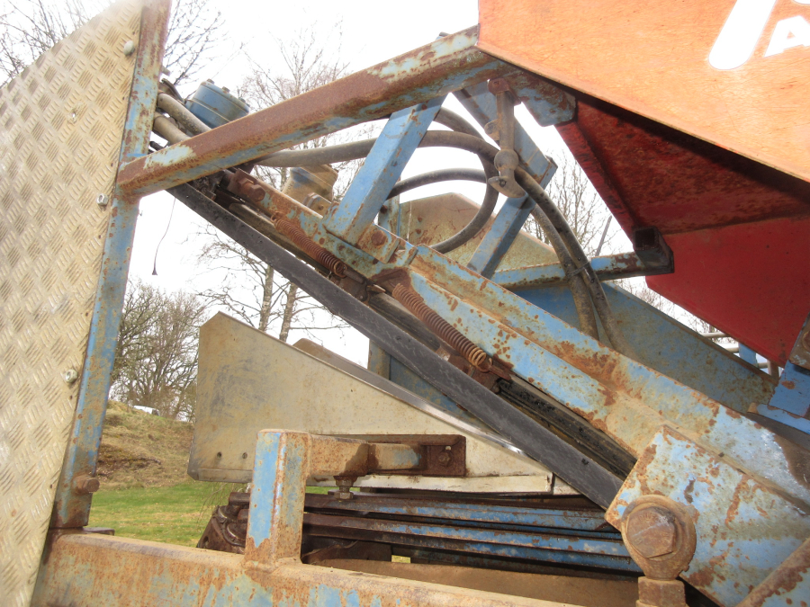 5940 Asa-Lift carrot harvester with roller table