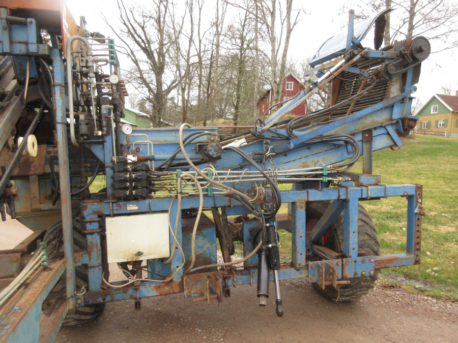 5940 Asa-Lift carrot harvester with roller table