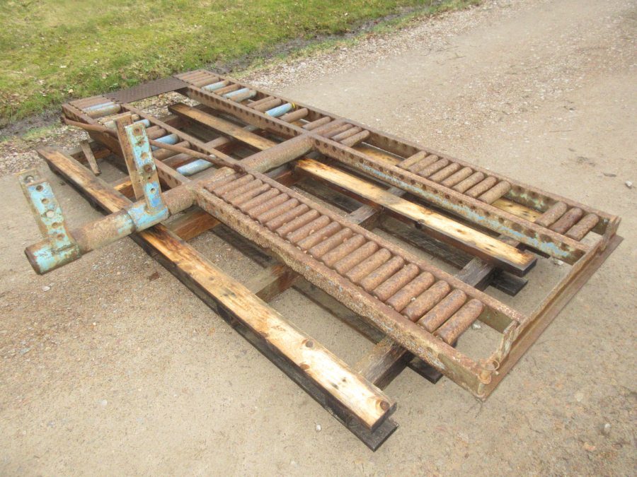 5940 Asa-Lift carrot harvester with roller table
