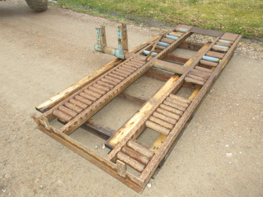 5940 Asa-Lift carrot harvester with roller table