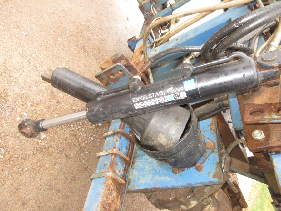 5940 Asa-Lift carrot harvester with roller table