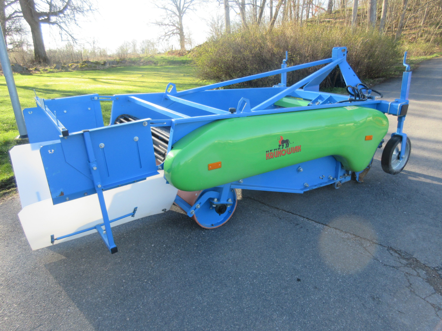5960 Krukowiak onion windrower and topper