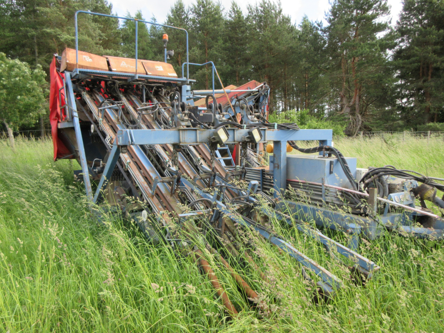 6026 Asa-Lift T-300 carrot harvester