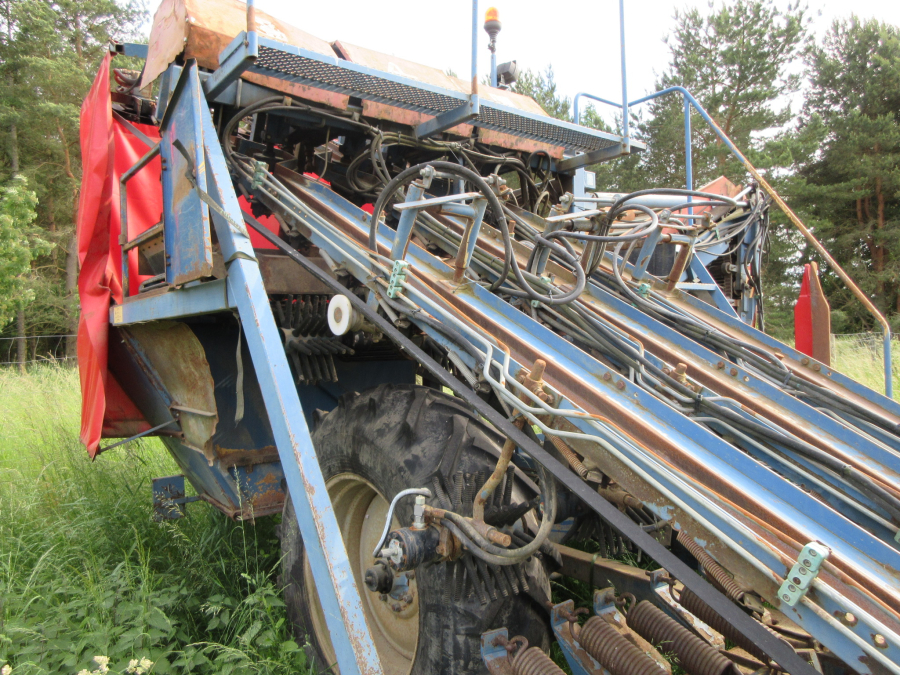 6026 Asa-Lift T-300 carrot harvester