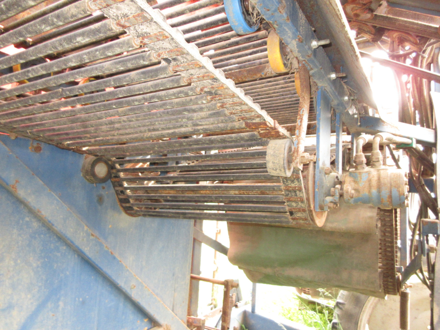 6026 Asa-Lift T-300 carrot harvester