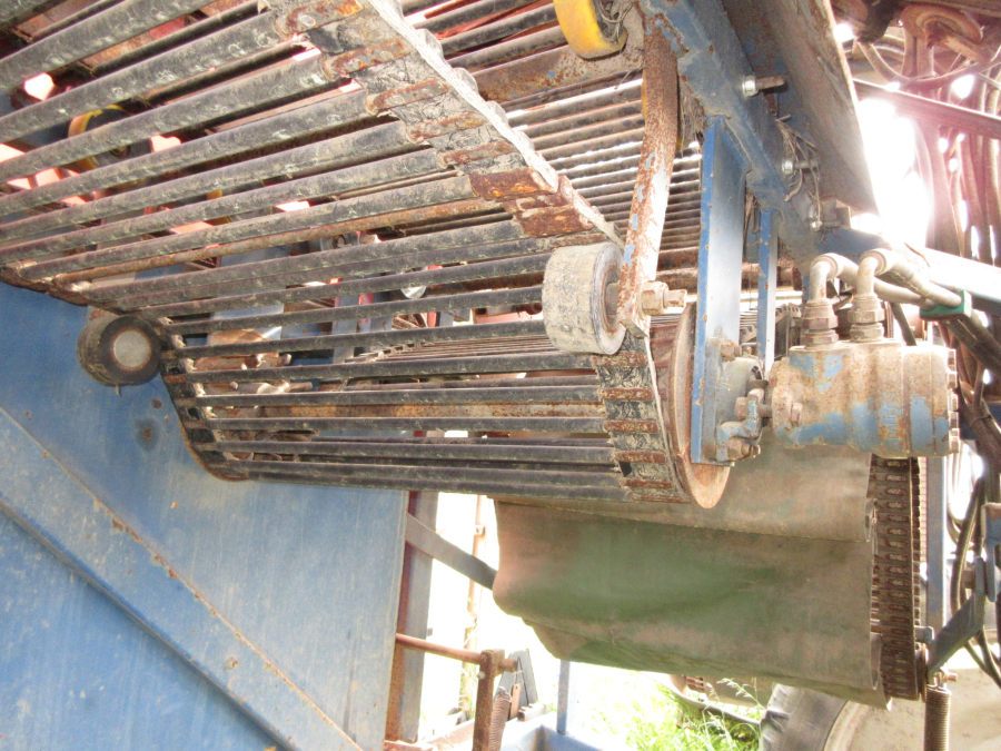 6026 Asa-Lift T-300 carrot harvester