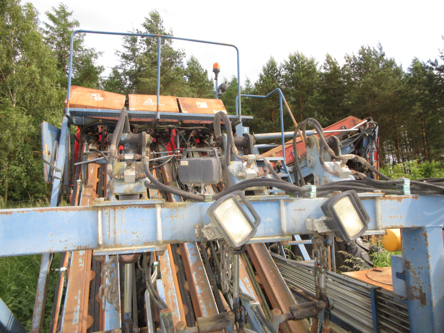 6026 Asa-Lift T-300 carrot harvester