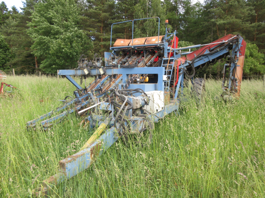 6026 Asa-Lift T-300 carrot harvester