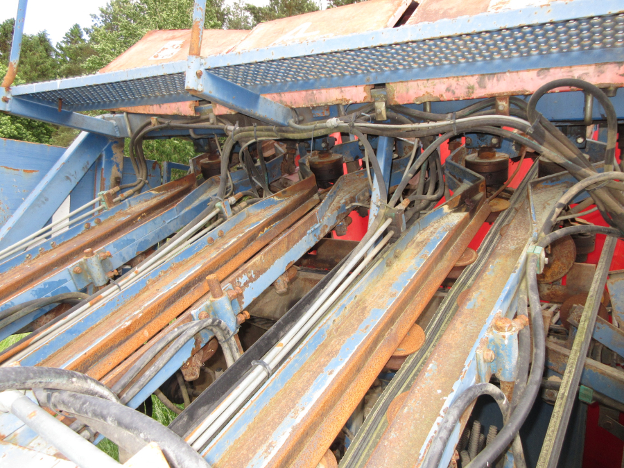 6026 Asa-Lift T-300 carrot harvester