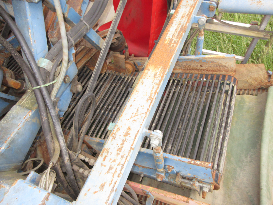 6026 Asa-Lift T-300 carrot harvester