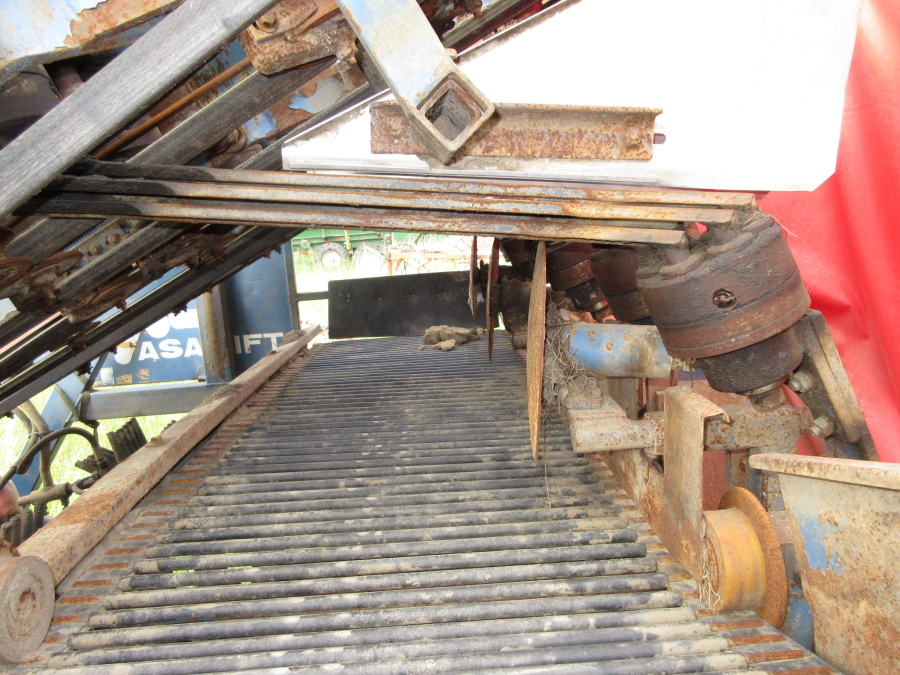 6026 Asa-Lift T-300 carrot harvester