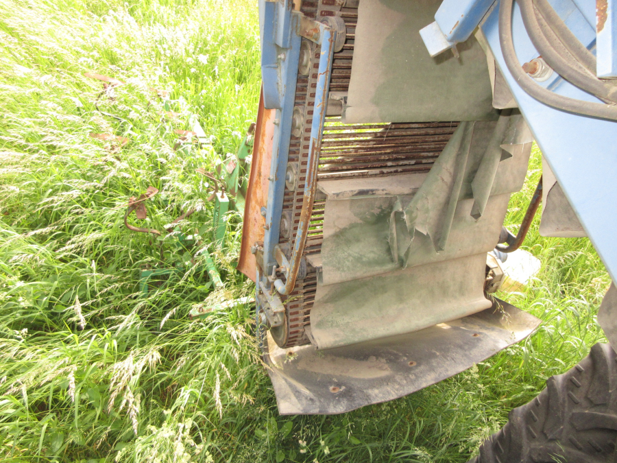 6026 Asa-Lift T-300 carrot harvester