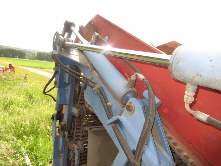6026 Asa-Lift T-300 carrot harvester