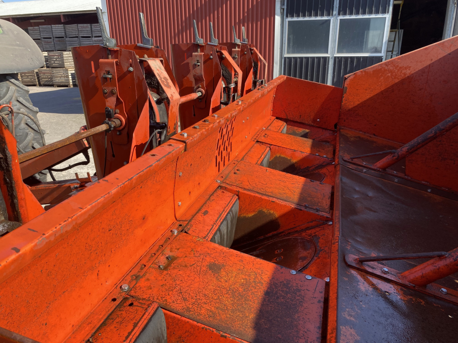 6028 Kverneland Underhaug UN3200 potato planter