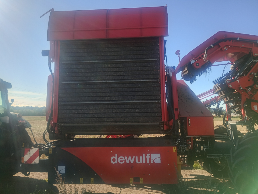 6041 Dewulf GBII carrot harvester