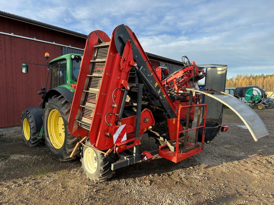 6079 Dewulf carrot harvester with elevator