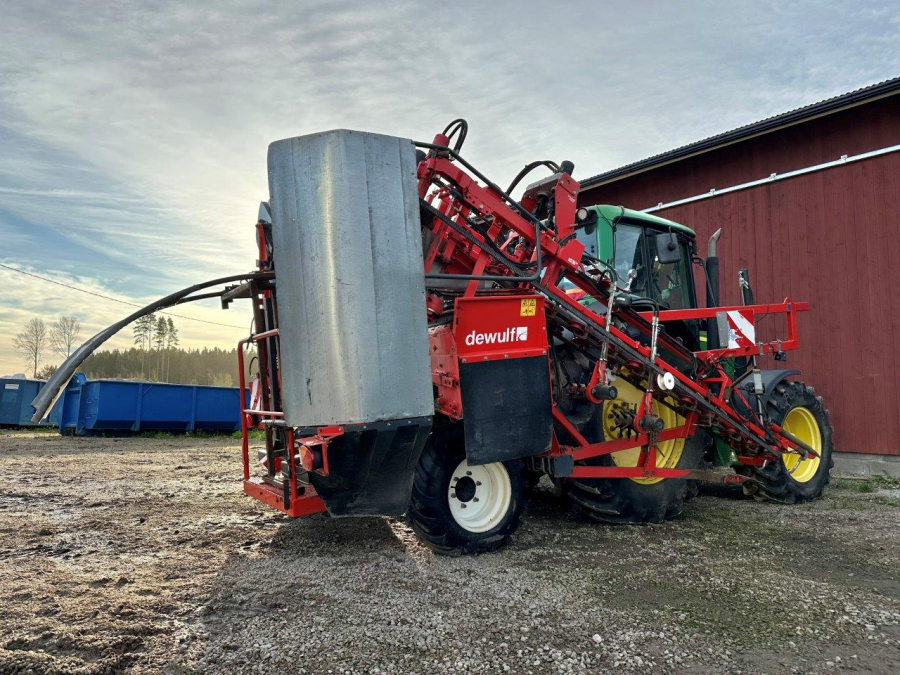 6079 Dewulf carrot harvester with elevator