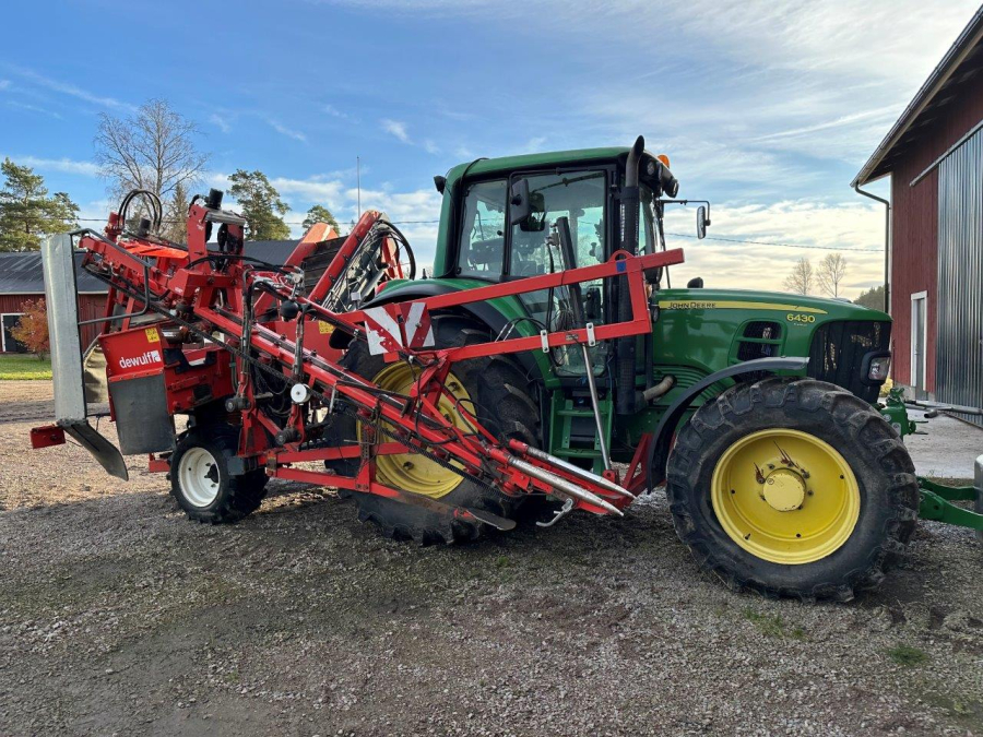 6079 Dewulf carrot harvester with elevator